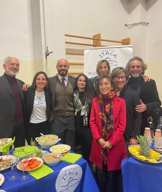 foto di gruppo dei relatori dell'evento davanti al banner di Progetto Itaca Torino