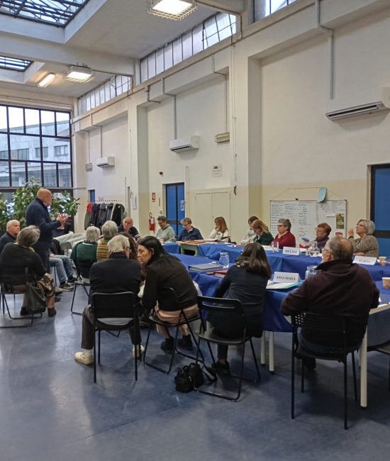 gruppo dei partecipanti al corso seduti intorno a un tavolo che discutono